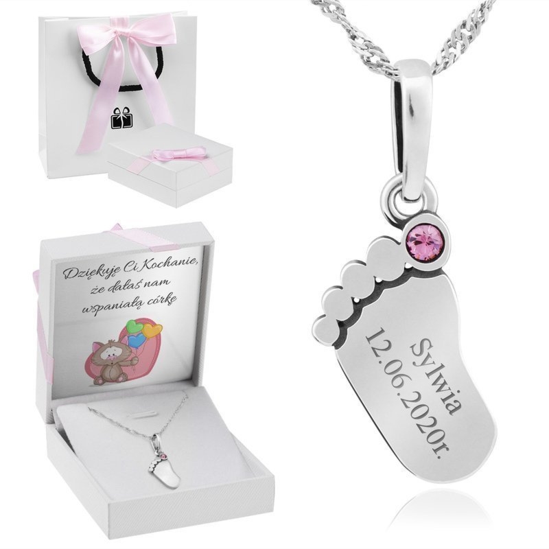 Na chrzciny i roczek: naszyjnik stópka 925 z różową cyrkonią z grawerem