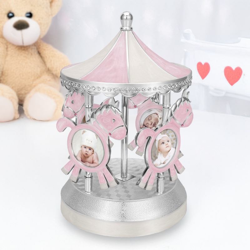 Różowa karuzela-pozytywka retro z ramkami na zdjęcia na Chrzest