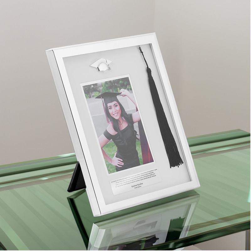 Posrebrzana ramka na zdjęcie dla absolwenta z dedykacją i biretem