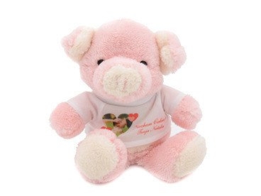 Świnka pluszowa na roczek z dedykacją na ubranku – personalizacja