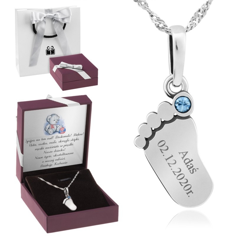 Prezent dla młodej mamy: srebrna stópka pr. 925 z grawerem