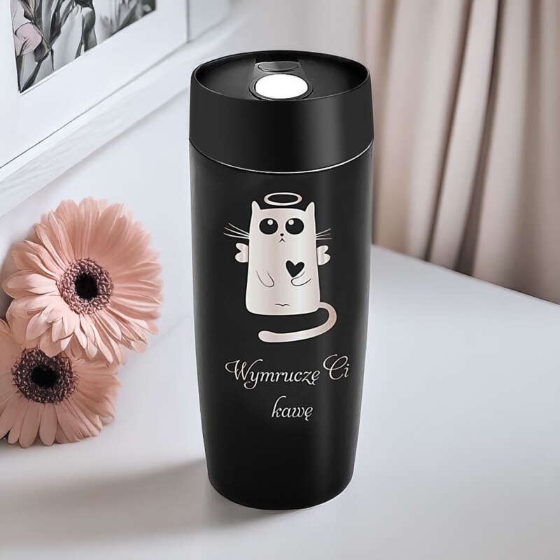 Czarny kubek termiczny na walentynki z grawerem laserowym