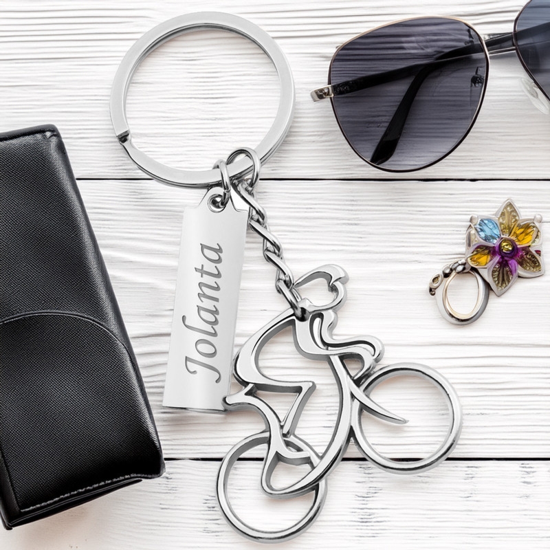 Brelok do kluczy rowerzysta z grawerem na blaszce w czarnym kartoniku