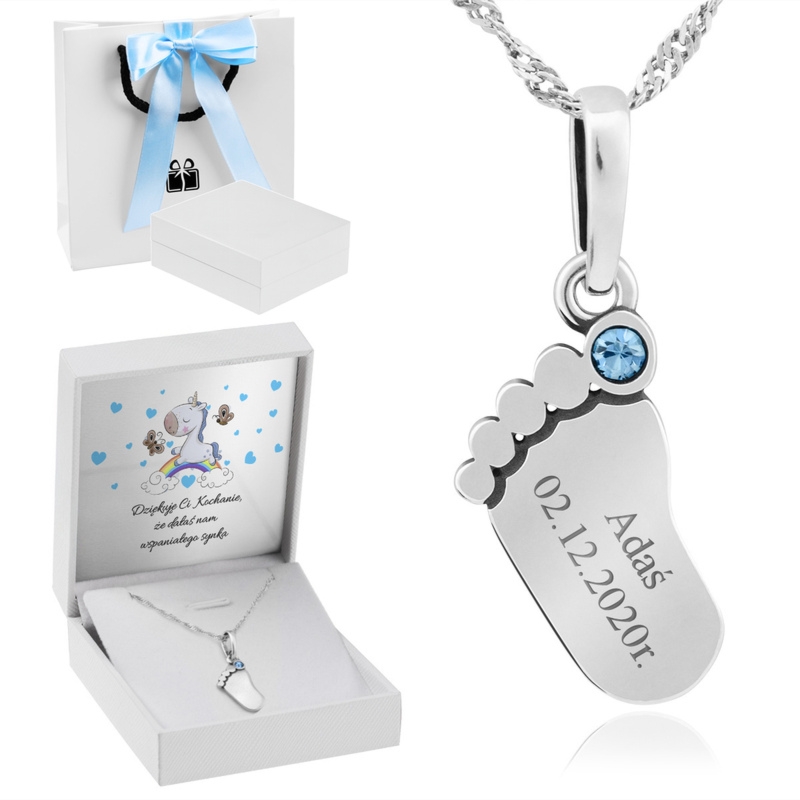 Prezent dla młodej mamy: srebrna stópka 925 z łańcuszkiem i grawerem