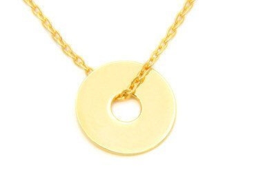 Prezent na rocznicę – pozłacany naszyjnik kółko z grawerem