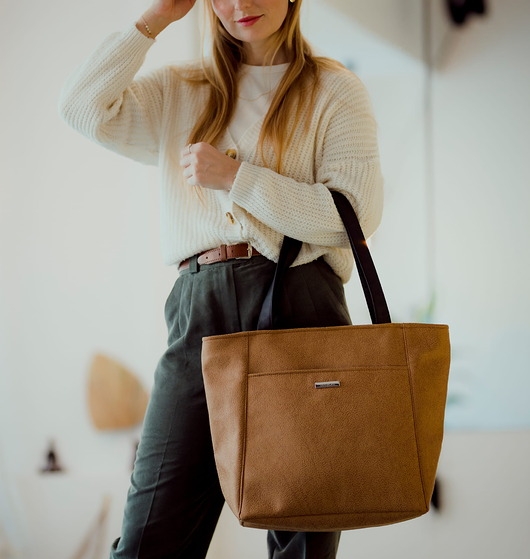 Image of Torba Shopper z tłoczonego nubuku tapicerskiego w kolorze rudego brązu