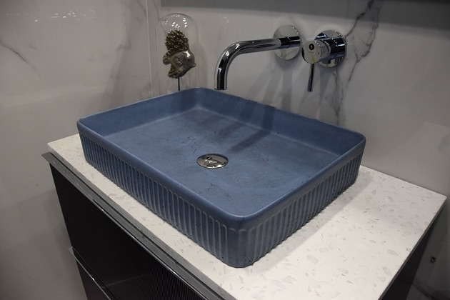 Image of Betonowa umywalka prostokątna ryflowana 50cm niebieska