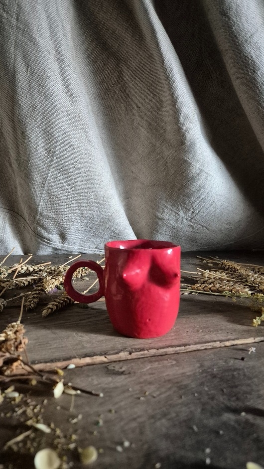 Image of Pakamera Kubek cycuszki czerwony, kubek Rzeźba kobieta, cappuccinka cycuszek