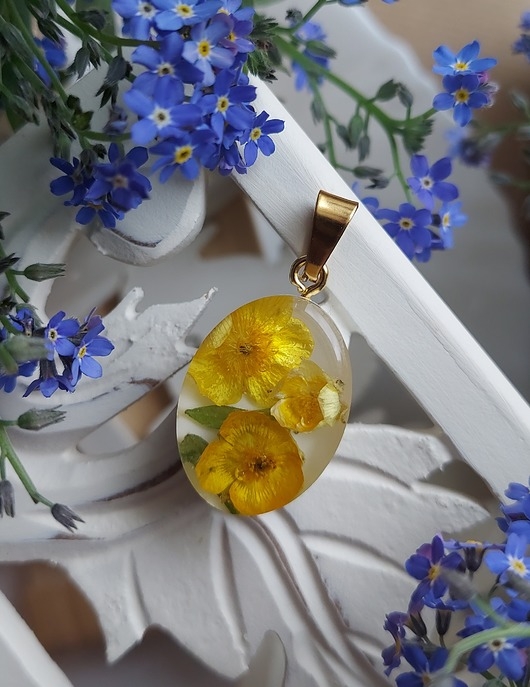 Image of Złota zawieszka naszyjnik owalna jajowata żółtymi kwiatami wisior