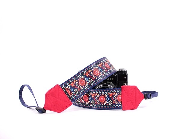 Image of Kolorowy pasek do aparatu na szyję dla fotografki Red flowers
