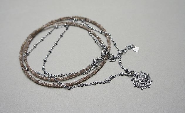 Image of Pakamera Diamonds /beige/ - naszyjnik