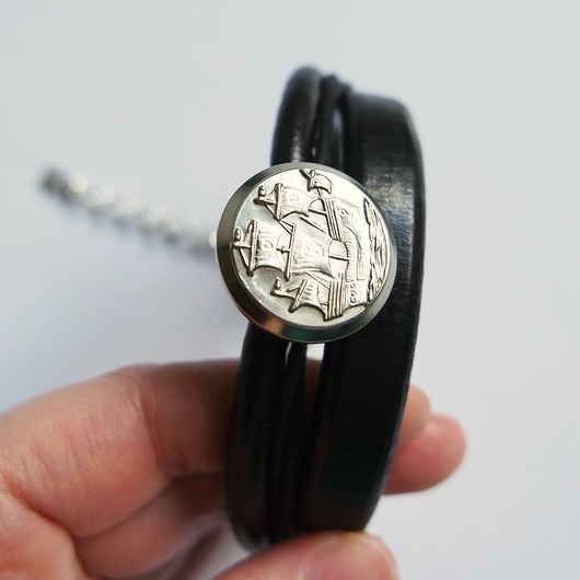 Image of Pakamera Bransoletka skórzana - Żaglowiec - unisex, czarna, marynarska