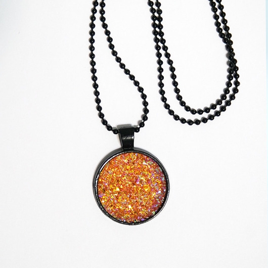 Image of Pakamera Medalion - Mandarynka - druzy, czarna oprawa