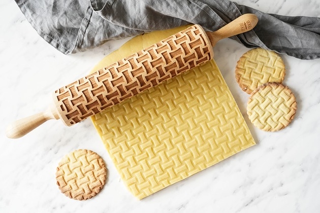 Image of Pakamera WICKER BASKET - grawerowany wałek do ciasta z efekt koszyka z wikliny
