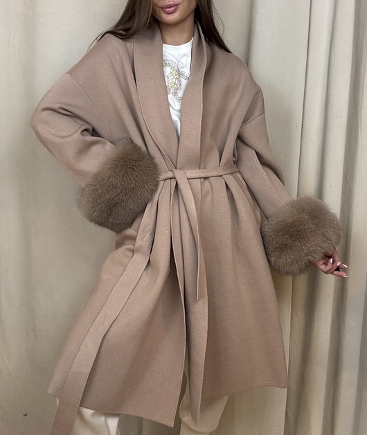 Image of Pakamera Dzianinowy płaszcz z futrem BEIGE