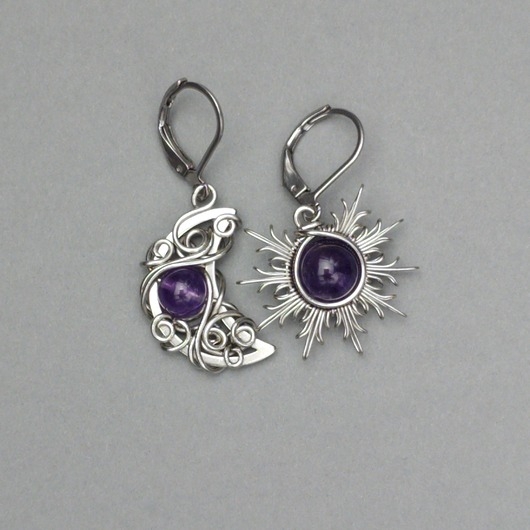 Image of Pakamera Asymetryczne kolczyki księżyc i słońce ametyst wire wrapping