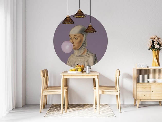 Image of Pakamera Mural DOTS Kobieta z Gumą Balonową FIOLETOWY- okrągła dekoracja ścienna