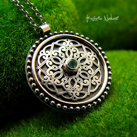 Image of Pakamera Naszyjnik Mandala - Topaz Swiss Blue Srebro