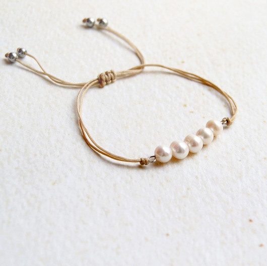 Image of Naturalne perły : bransoletka na sznurku beżowym