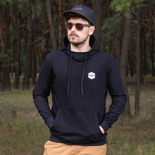 Image of Pakamera Cienka bluza z kapturem z naszywką SZWENDAM SIĘ unisex czarna