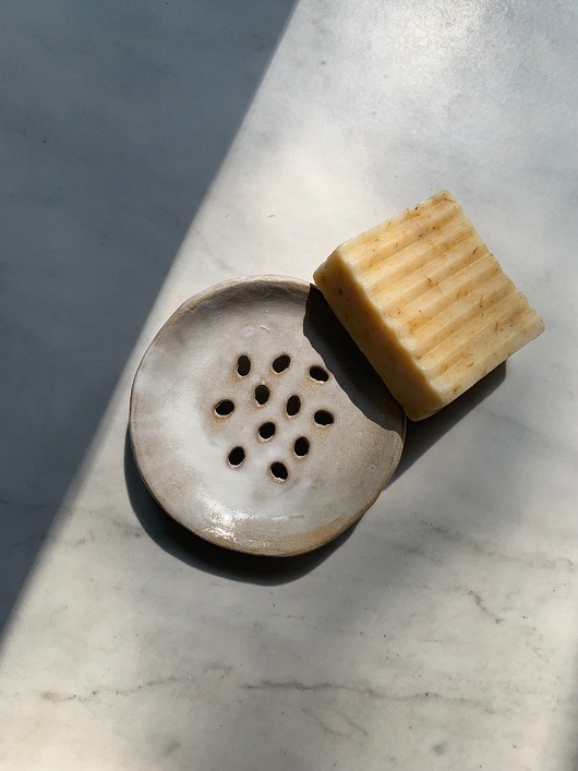 Image of Handmade Minimalistyczna Ceramiczna Mydelniczka Okrągła Biel &amp; Beż