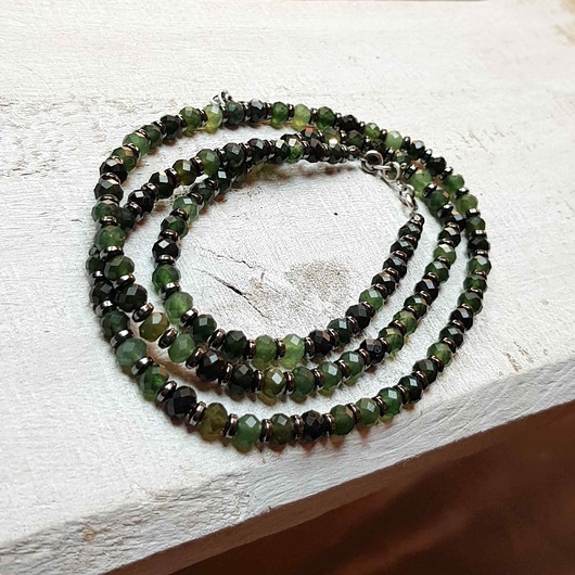 Image of Pakamera Korale jadeit szmaragdowy kors20