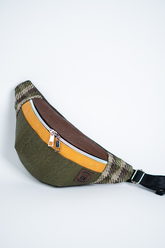 Image of Pakamera Zielona khaki męska nerka saszetka z korka unisex ODCIENIE ZIEMI