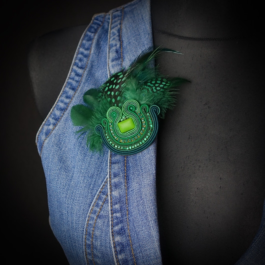 Image of Pakamera Zielona broszka soutache z piórami