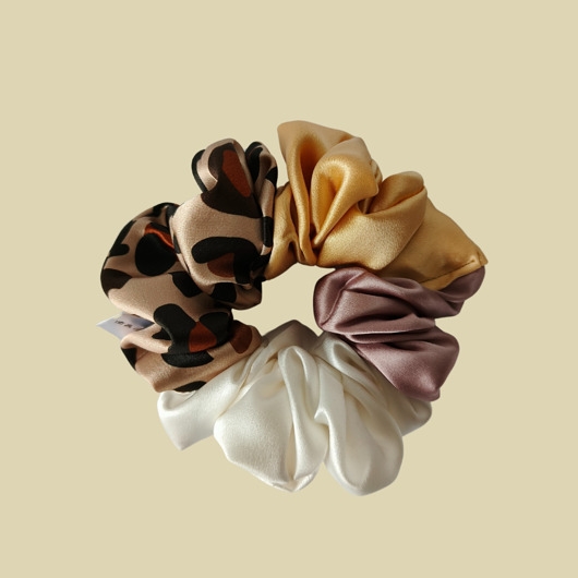 Image of Pakamera Gumka jedwabna, scrunchie, frotka beżowa panterka ciepłe złoto MAXI