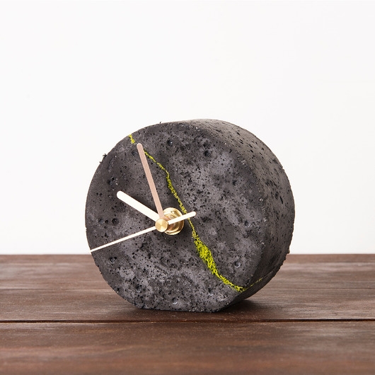 Image of Okrągły betonowy zegar stołowy z chrobotkiem reniferowym - ciemny