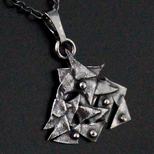 Image of Pakamera Skropiony I - surowy srebrny wisiorek w mocno oksydowanym srebrze