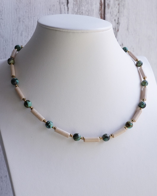 Image of Pakamera Beżowy naszyjnik choker na lato z turkusem afrykańskim