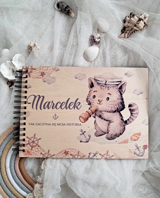 Image of Pakamera ALBUM kot marynarz z personalizacją, prezent na Roczek, Chrzest, narodziny