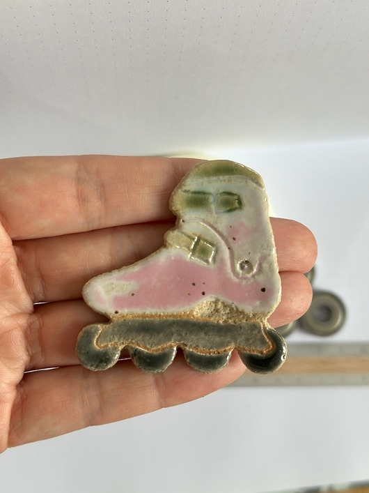 Image of Pakamera Magnes rolka różowa, ceramiczny magnes w kształcie rolki