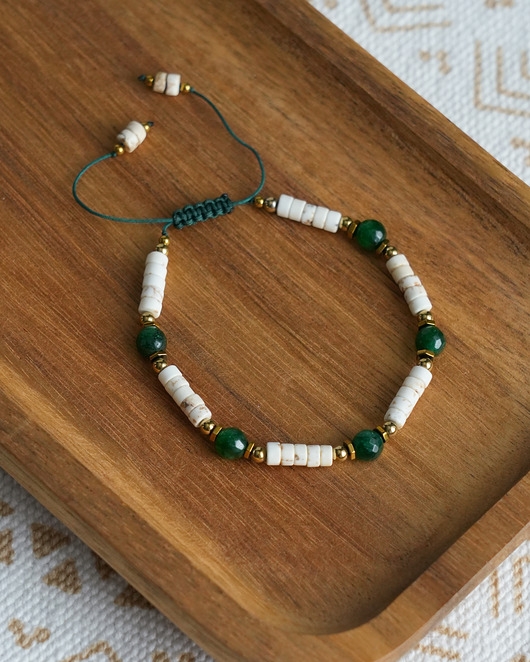 Image of Pakamera Bransoletka boho z howlitem i jadeitem na sznureczku