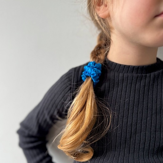 Image of Pakamera Jedwabna scrunchie gumka frotka wąska micro niebieska