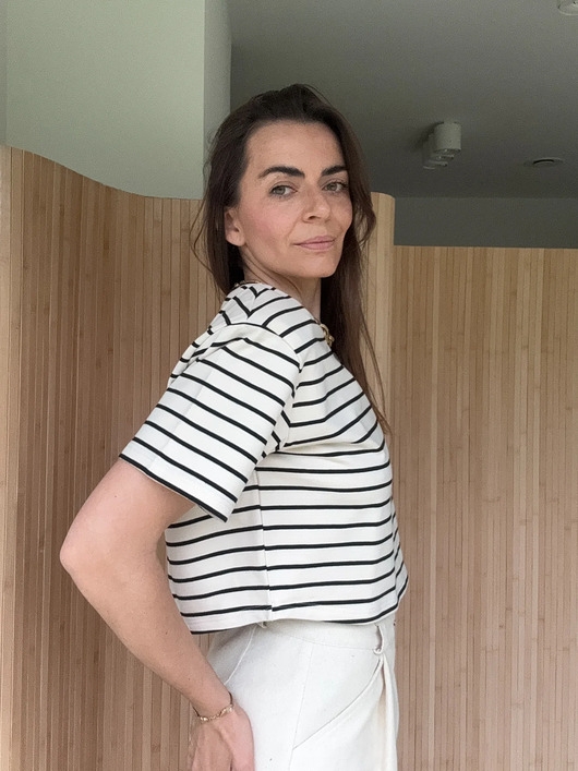 Image of Pakamera T-Shirt Move crop paski poduchy cream &amp; black
