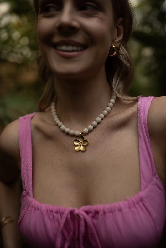 Image of Pakamera Choker z naturalnych kamieni ze złotą zawieszką