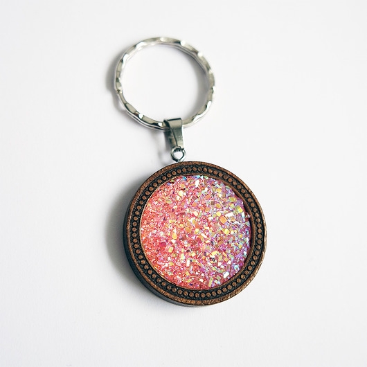 Image of Pakamera Breloczek - Druzy, różowy - drewniany
