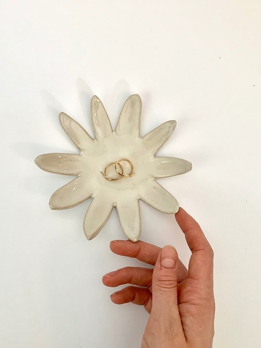 Image of Ceramiczna Miseczka Kwiat Nenufar na Biżuterię Pearl White
