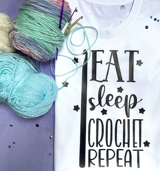 Image of T-shirt Biała koszulka z napisem Eat Sleep Crochet Repeat Folia Flex