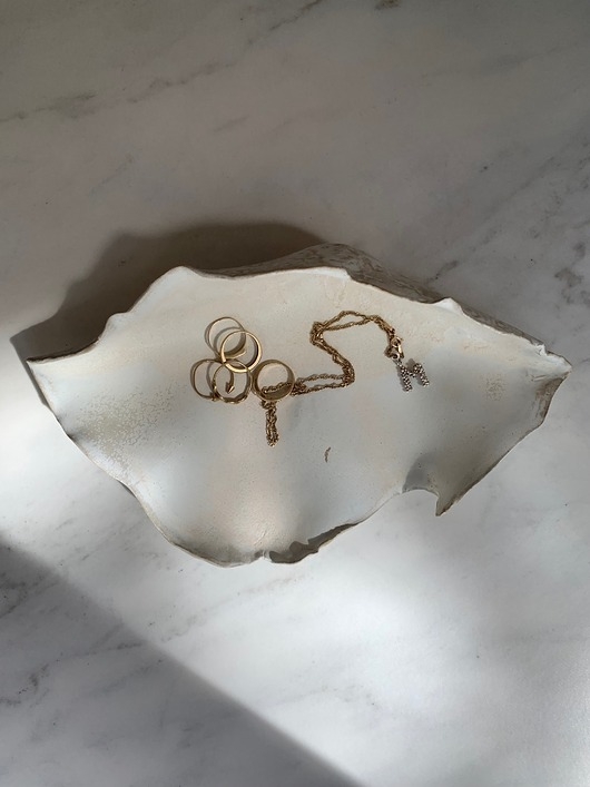 Image of Pakamera Podstawka na Biżuterię Palo Santo Ceramiczna Muszla Milky Romantic