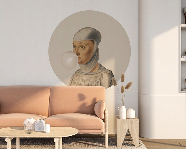 Image of Pakamera Mural DOTS Kobieta z Gumą Balonową KREMOWY- okrągła dekoracja ścienna