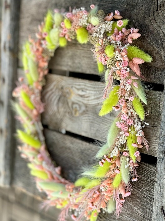 Image of Pakamera Wianek z naturalnych, suszonych roślin na metalowej obręczy