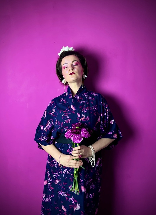 Image of Pakamera KIMONO długie granatowe, kwiatowy wzór SŁOWIKI 100% wiskoza