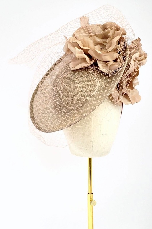Image of Pakamera ENGLISH ROSE toczek z kwiatami i woalem