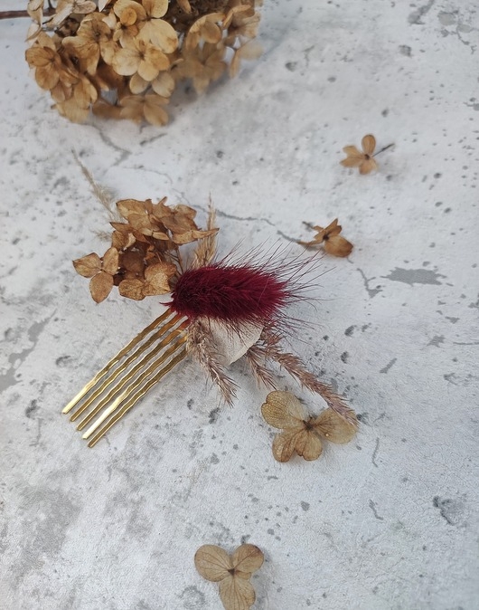 Image of Pakamera Bordowy grzebyk ślubny z hortensją i trawami
