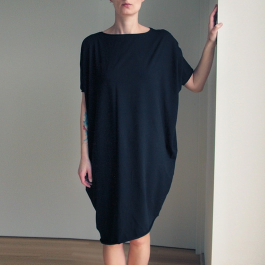 Image of Sukienka krótki rękaw asymetria Czarna