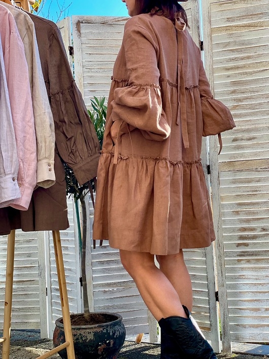Image of Lniana sukienka z kryzą pod szyją w kolorze brązowym