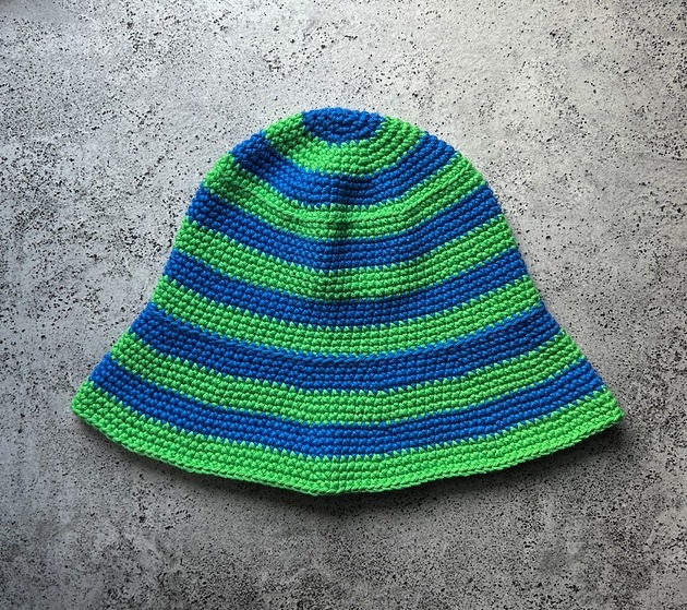 Image of Bawełniany letni kapelusz w chabrowo zielone paski